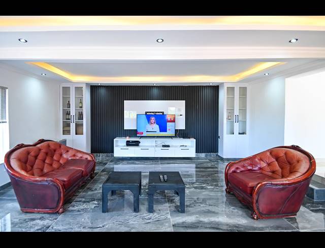 4 BEDROOM FREEHOLD TO LET IN COWIES HILL
